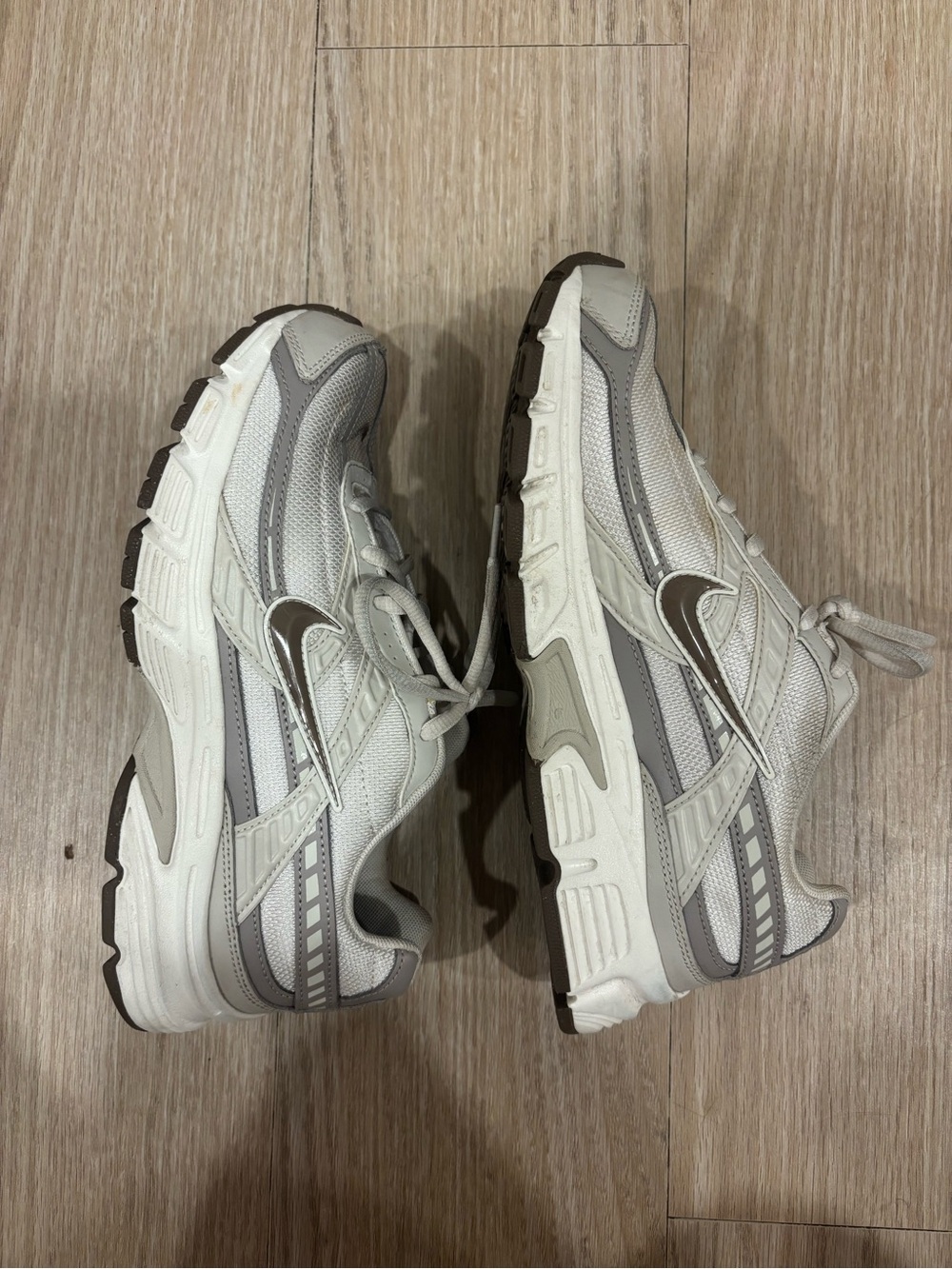 Nike Women's Initiator Retro Sneakers - Picture 5 of 9